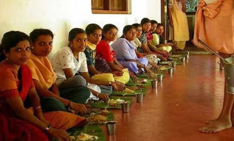 जमीन पर बैठकर खाना खाने की पुरानी आदत को मत समझो मामूली! छिपे हैं इसमें ऐसे 5 जबरदस्त फायदे जो आपकी सेहत पूरी तरह बदल सकते हैं जमीन पर बैठकर खाना खाने की पुरानी आदत को मत समझो मामूली! छिपे हैं इसमें ऐसे 5 जबरदस्त फायदे जो आपकी सेहत पूरी तरह बदल सकते हैं